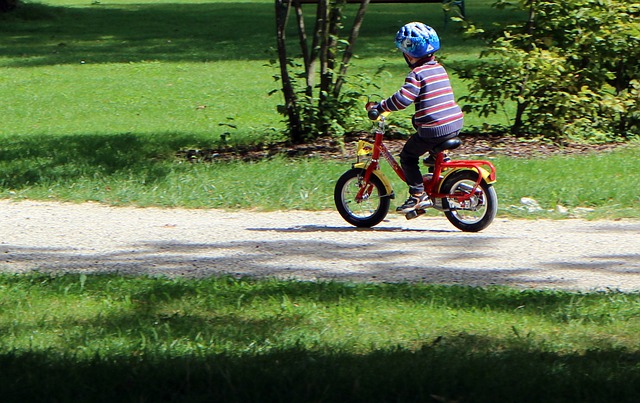 dítě na kole