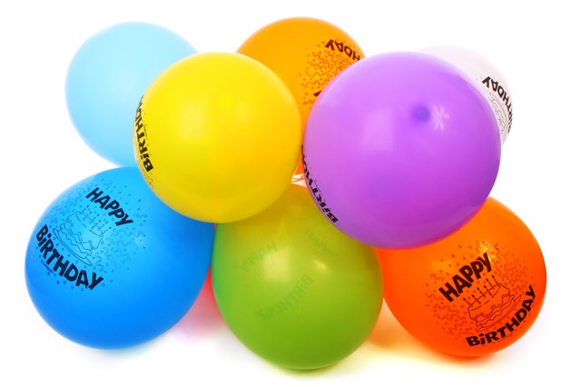 Svazek balonků s nápisem “šťastné narozeniny”